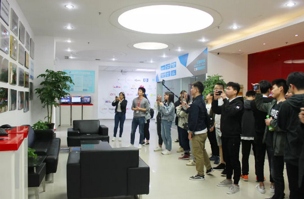 1554256569237403.jpg 配图1 郑州信息科技职业学院百余师生来到云和数据参观学习.jpg