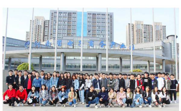 1554256611347599.jpg 配图6 郑州信息科技职业学院百余师生来到云和数据参观学习.jpg