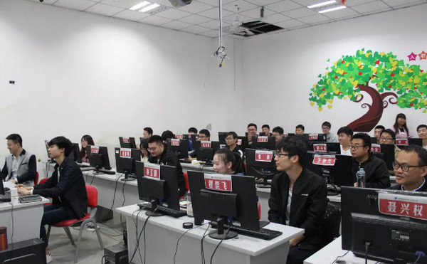 1555990106987103.jpg 配图1 云和数据双班毕业典礼成功举行.jpg