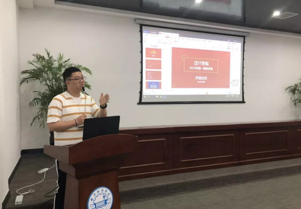 1557190423332675.jpg 配图1 郑州科技学院与云和数据泛IT学院2019年第一届新卓班开班.jpg