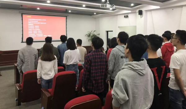 1557190445336410.jpg 配图4 郑州科技学院与云和数据泛IT学院2019年第一届新卓班开班.jpg