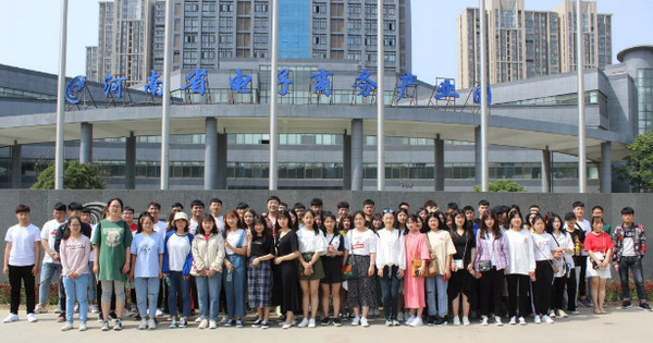 1558405127319907.jpg 配图9 许昌职业技术学院与郑州电子信息职业技术学院师生参观云和数据.jpg
