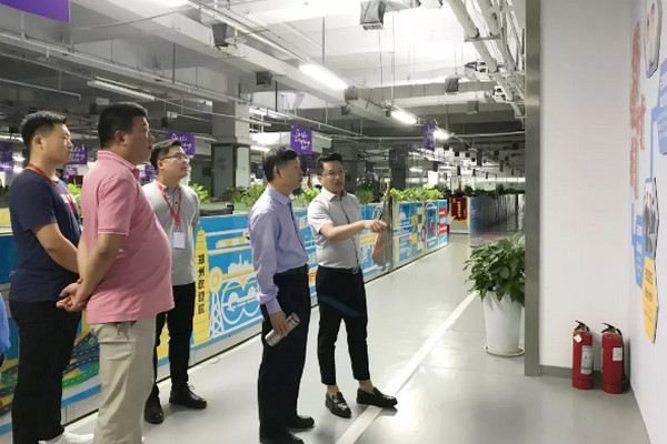 1558408048704454.jpg 配图1 河南科技学院新科学院领导莅临云和数据参观交流.jpg