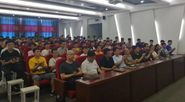 1562036037276652.jpg 配图1 郑州科技学院与云和数据泛IT学院2019年度“新卓班”开班典礼隆重举行.jpg